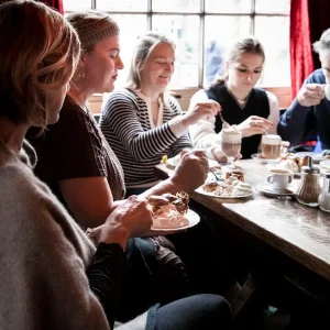 Amsterdam-Foodtours-koffie-met-gebak.jpg