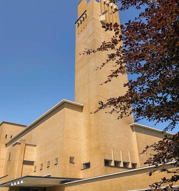 Dudok_and_Duiker_city_hall_Hilversum-600x840-1