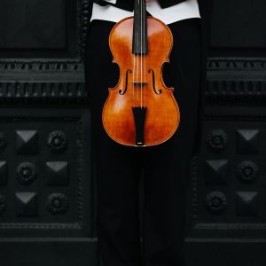 musical_walking_the_hague_violin-600x840-1