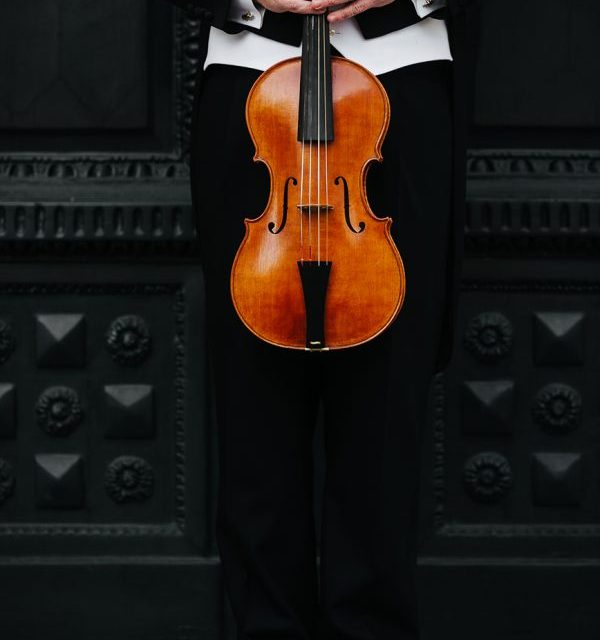 musical_walking_the_hague_violin-600x840-1